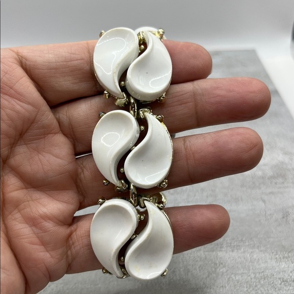 Vintage Mid Century Signed Lisner White Thermoset Teardrop Chunky Bracelet - Picture 6 of 13